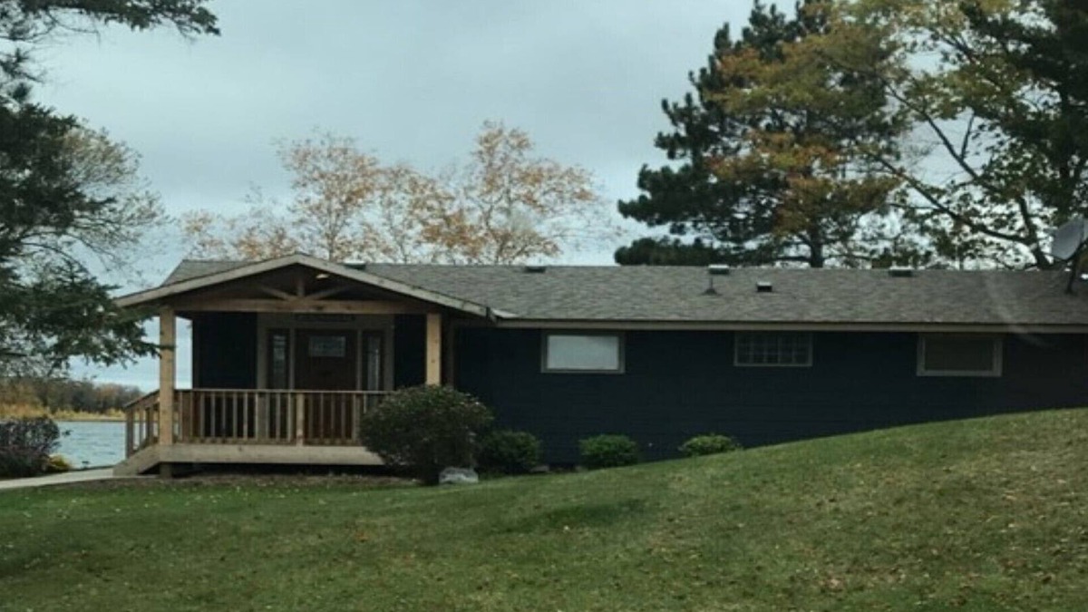 Longville House | Cozy cabin with amazing sunsets & great flat lake side lot