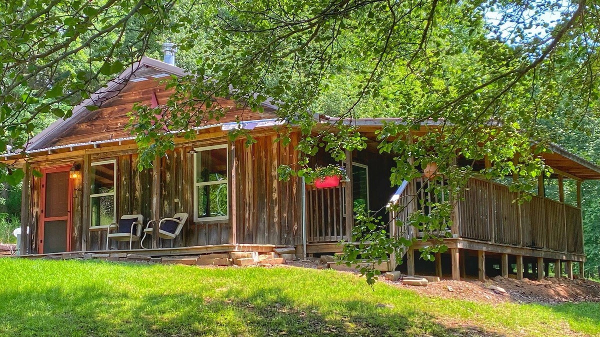 Mountainburg Cabin | Cozy Cabin with an amazing deck and beautiful views of Lake Fort Smith!