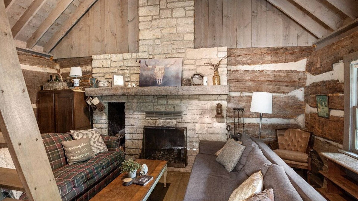 Spring Grove Cabin | Cozy Cabin with fireplace, hot tub & hiking trails