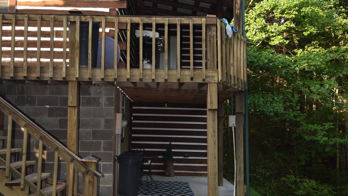 Woodbine Cabin | Cozy cabin with Full Kitchen on a pond in charming Corbin