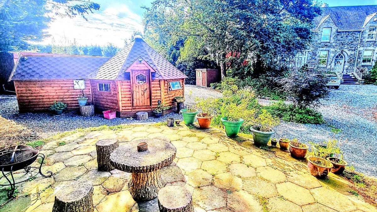 Pentre Berw Cabin | Cozy Cabin with Hot Tub Retreat in Anglesey