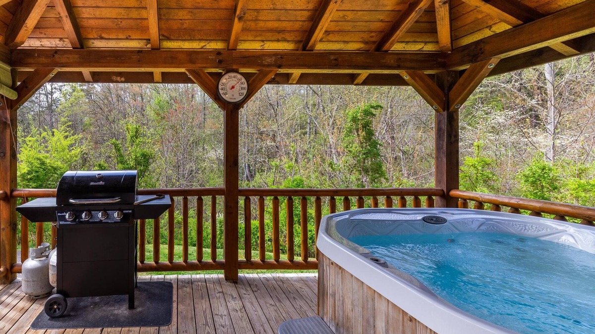 Qualla Cabin | Cozy Cabin with Hot Tub; 5 miles to Harrahs Casino