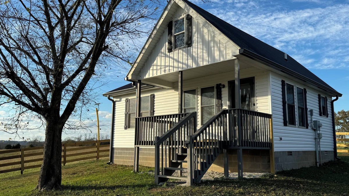 Hardyville Cabin | Cozy cabin with loft in midst of farmland WiFi, AC, washer-dryer