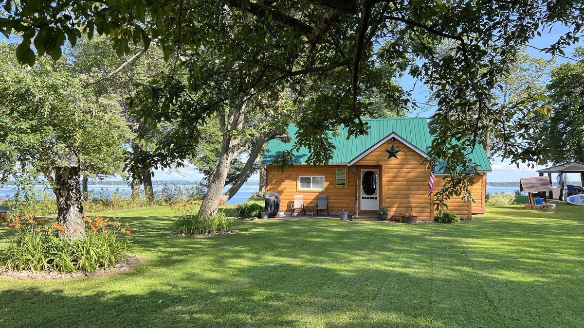 Champlain Cabin | Cozy cabin with panoramic lake views, quiet area, perfect for the family!