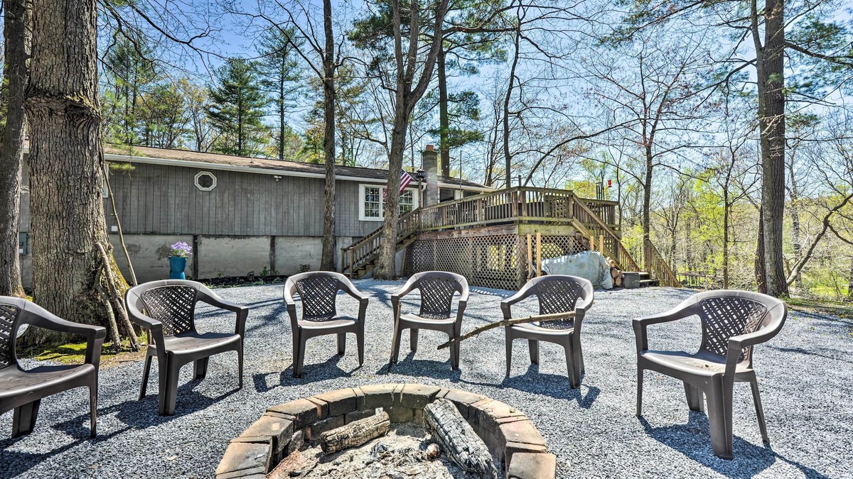 High View Cabin | Cozy Cabin with Sunroom & Cacapon River Access!