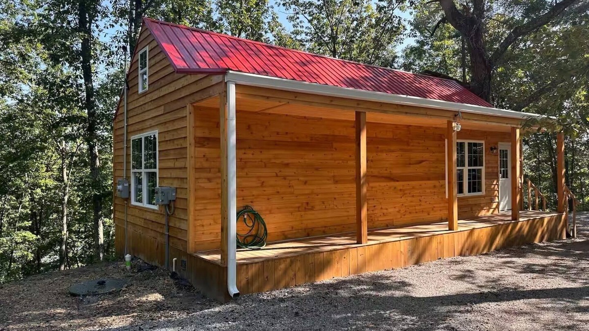East Bernstadt Cabin | Cozy cabin with a beautiful view of the lake in East Bernstadt