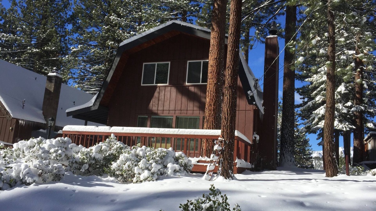 Pioneer Trail House | Cozy Cabin with Mountain Views from Deck, Loft and Hot Tubn
