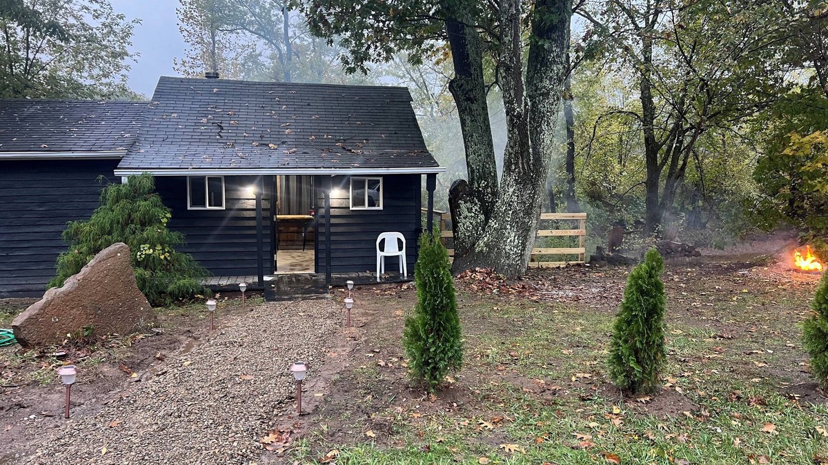 Coshocton Cabin | Cozy cabin with WiFi and AC in welcoming Willcreek River
