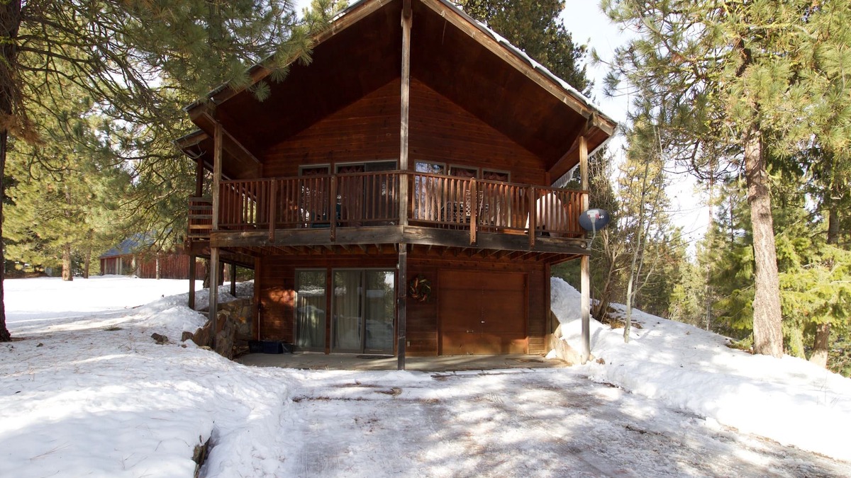 Cascade Cabin | Cozy cabin with wood stove, WiFi, cable, and a foosball table