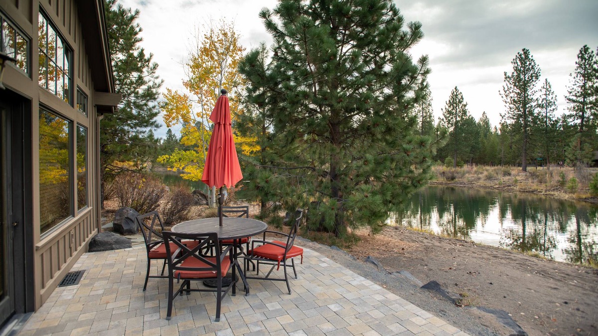 Sunriver Cabin | Cozy Caldera Stay with A/C, Hot Tub & Ping Pong