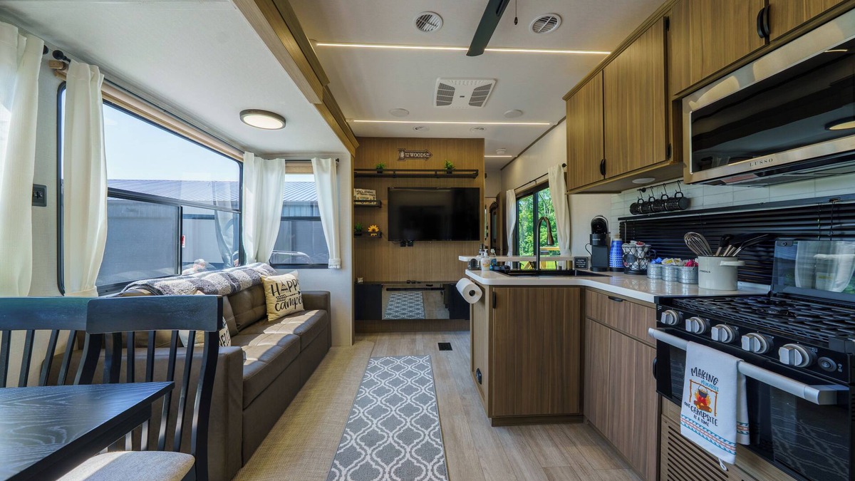 Cuba House | Cozy Camper Getaway 4 minutes to WEC!