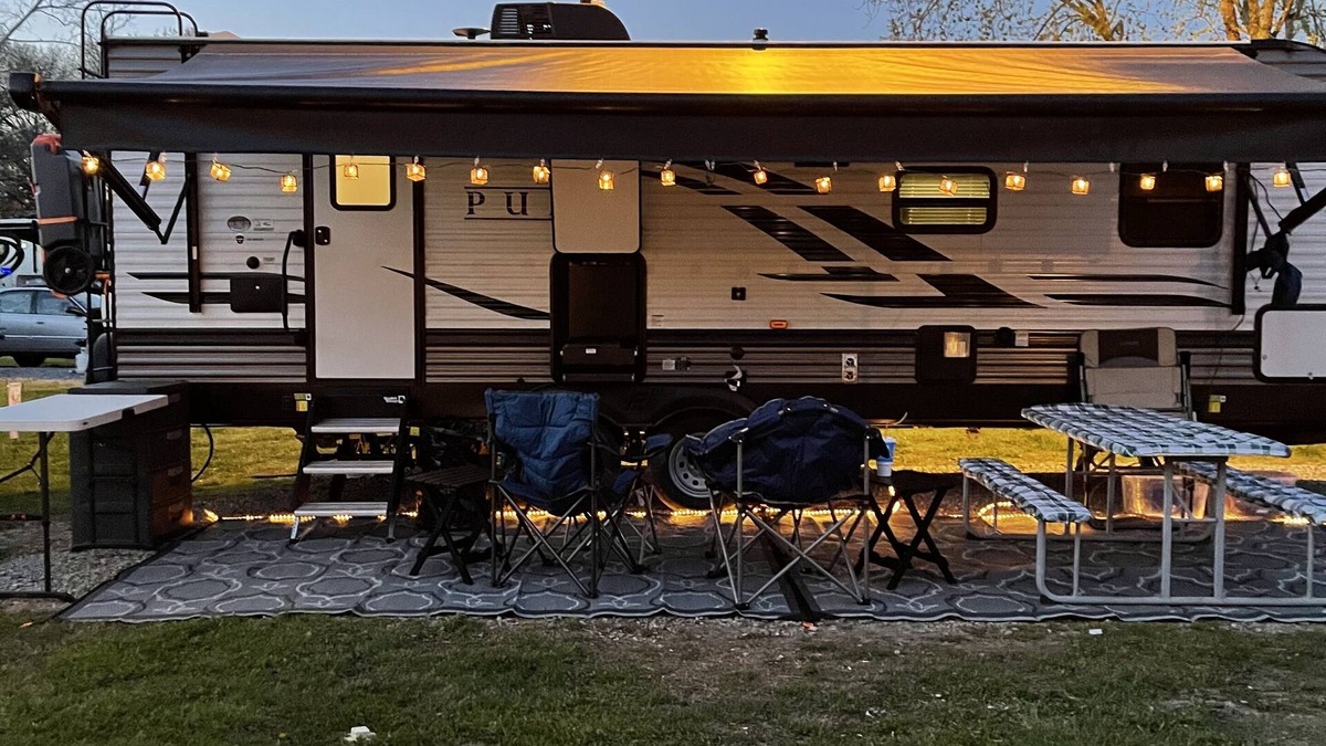 Seneca RV Rental | Cozy camper in Clemson Hills. 5 minutes from Clemson University. Pet friendly!