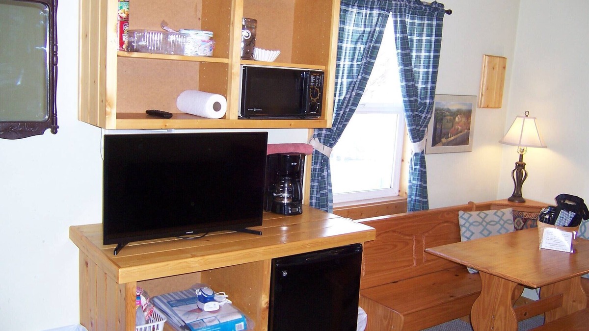 Otto RV Rental | Cozy Campground Cabin Cottage with WiFi and AC in charming Greybull