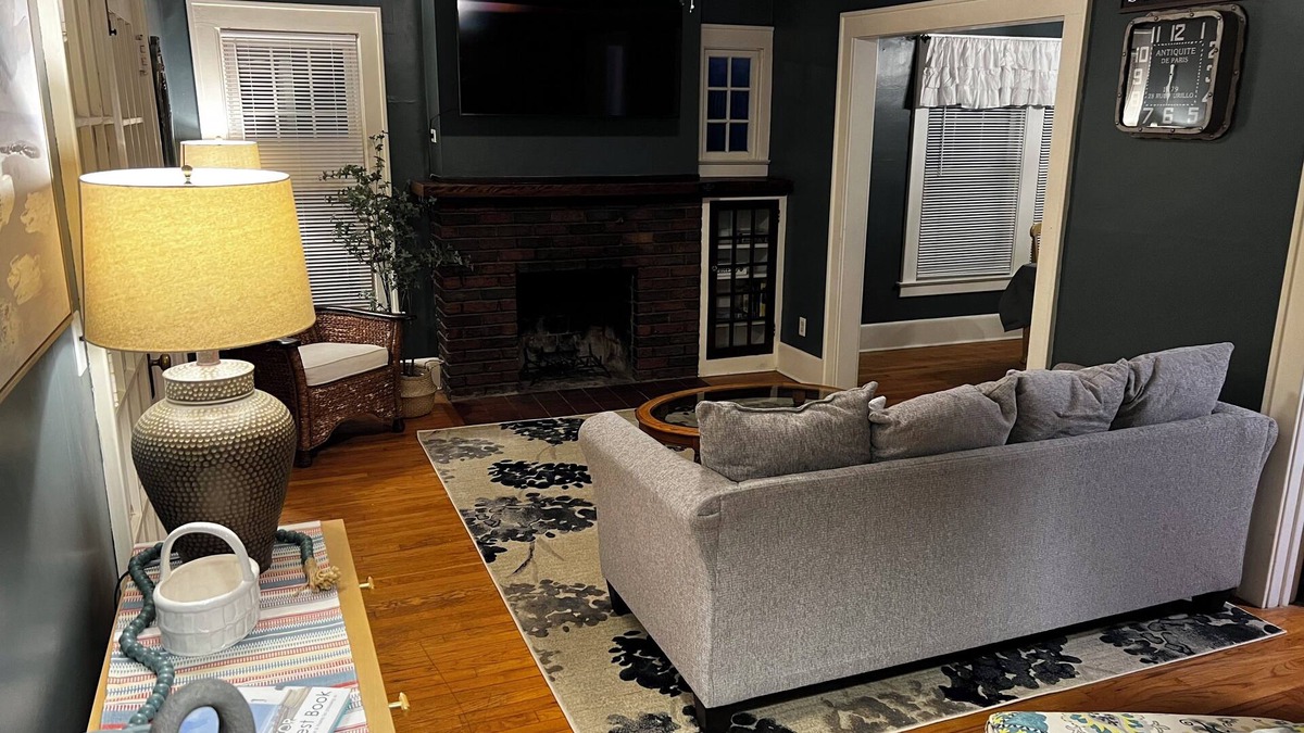 Eastside Apartment | Cozy Campus Upstairs 3 Bedroom Apartment steps from Syracuse University