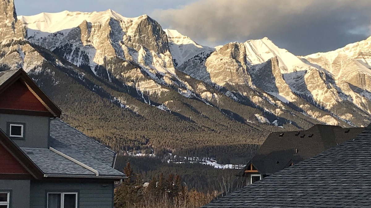 Canmore Condo | Cozy Canmore Condo for 7🍁Modern Rustic Mountain Escape⛰☀️Outdoor Pool & Hot Tubs☀️