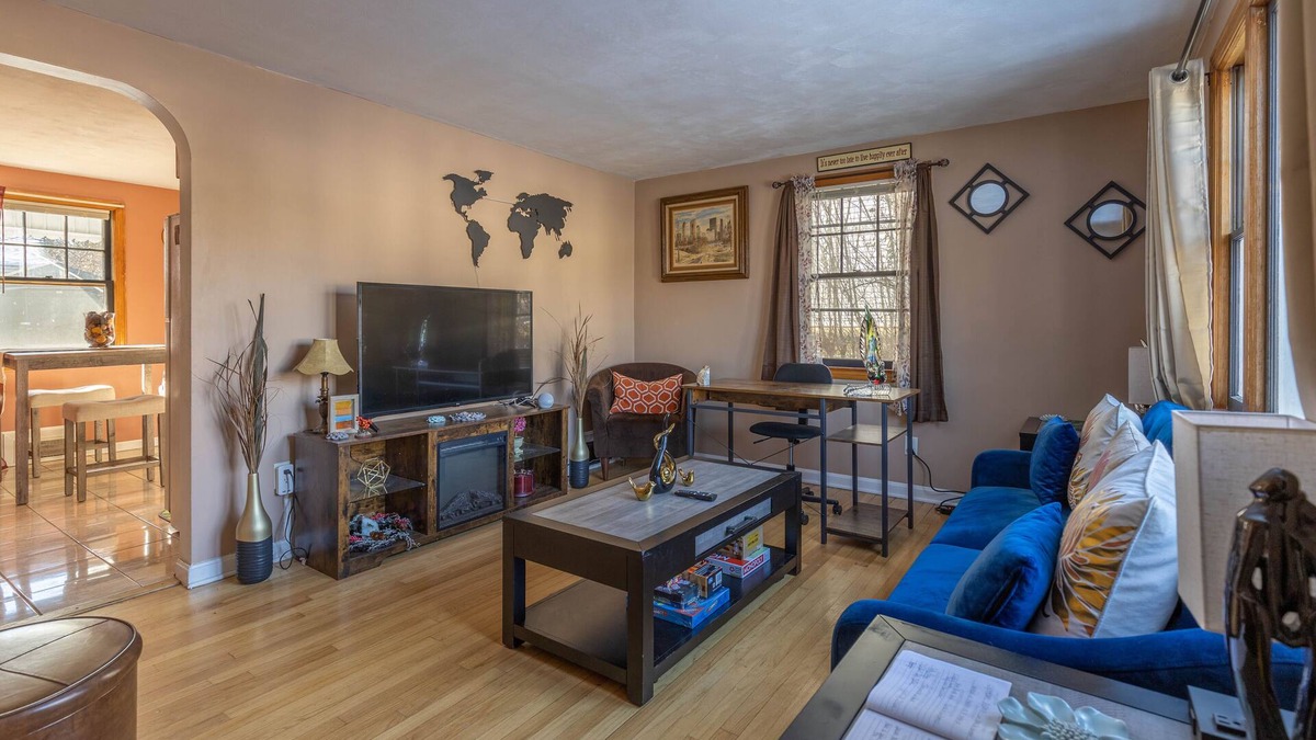 New Britain House | Cozy Cape Close to Farmington, Plainville & Downtown New Britain