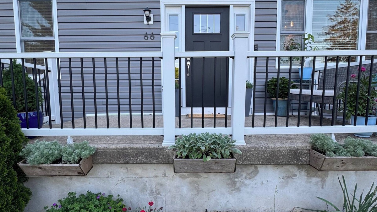 Newtown Square House | Cozy Cape in Newtown Square Pets Welcome ⚡️Free EV⚡️Safe and Convenient Location