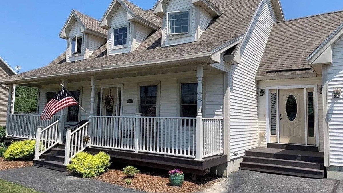 Bangor House | Cozy Cape in the heart of Bangor. Close to hospitals, colleges and downtown.
