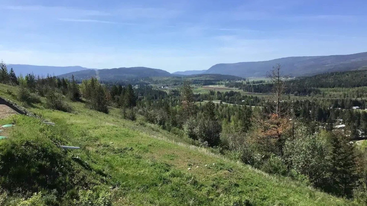British Columbia Interior Apartment | Cozy carriage house apartment with gorgeous Mount Ida views.