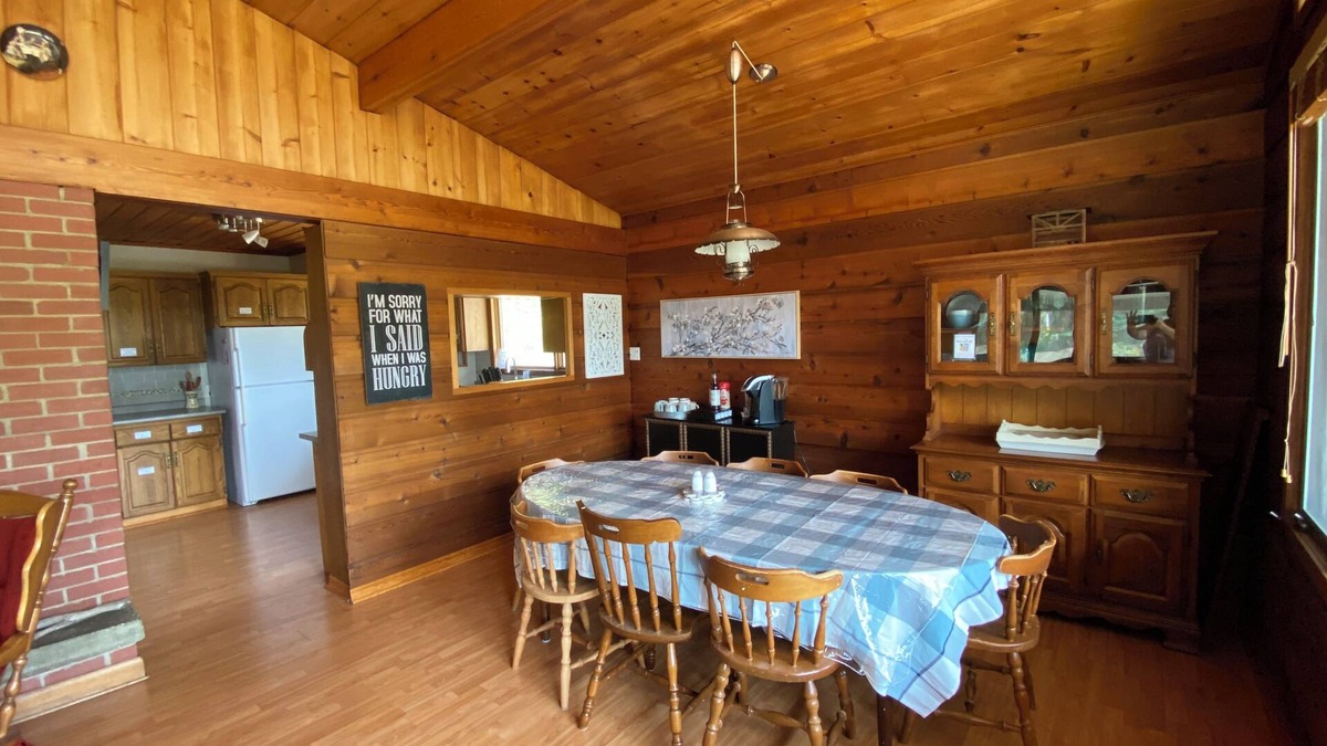 Victoria Beach Cabin | Cozy Cedar Cabin 4 season estate, Games Room, Beach & Trail access, Sled/XSki