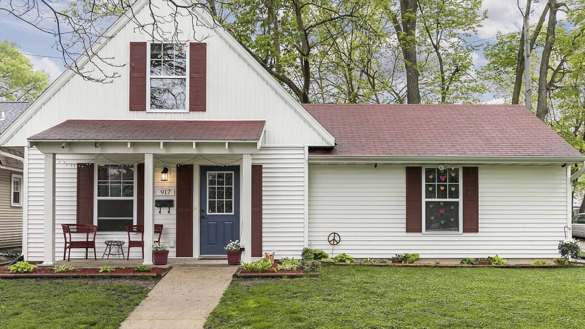 Cedar Rapids House | Cozy Cedar Rapids Pad - 2 Blocks to Mercy Care!