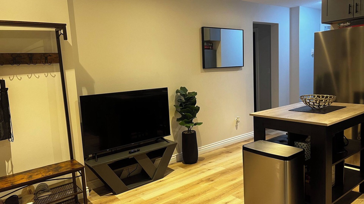 Vancouver South House | Cozy Central Vancouver Suite Prime Location Near Airport, Transit, and Downtown