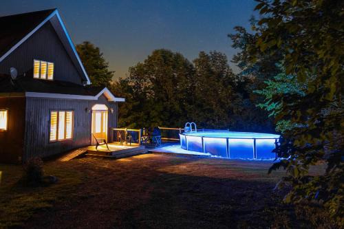 Grenville-sur-la-Rouge House | Cozy chalet with Pool and Spa