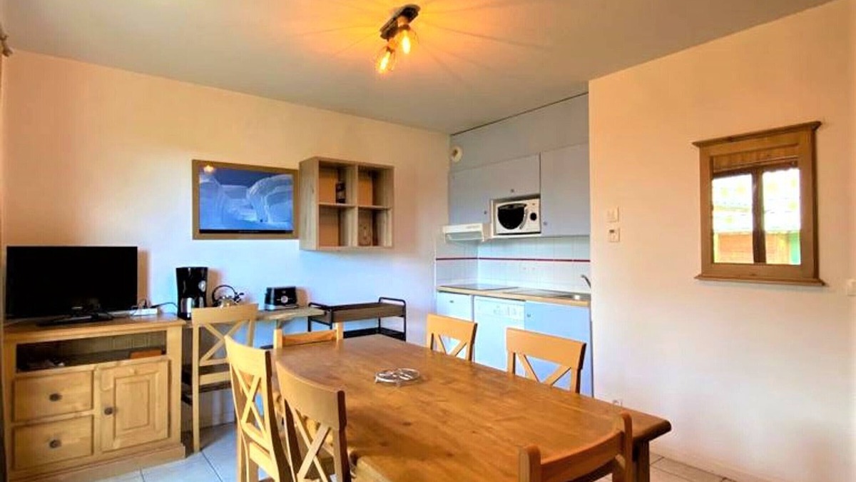 La Joue du Loup Ski Chalet | Cozy Chalet for 7 with Mountain View, Near Ski Resort, Pool & Sauna Access