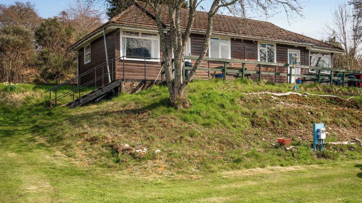 Contin Ski Chalet | Cozy Chalet in Strathpeffer Highlands, river views