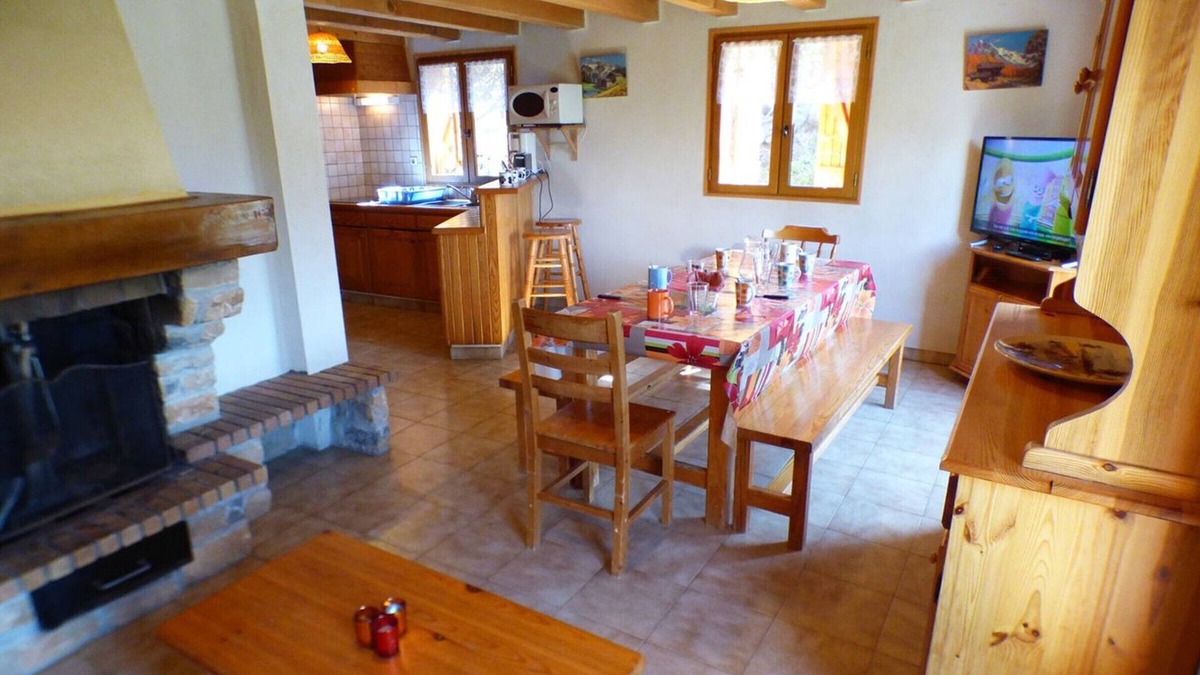 Les Saisies Ski Chalet | Cozy Chalet in the Forest, Near Slopes, Sleeps 8, Terrace, 3 Bedrooms
