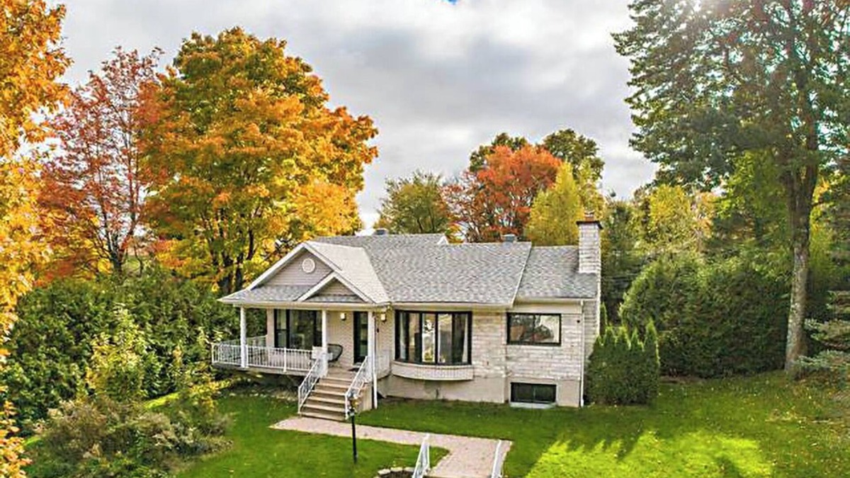 Lac-Brome Ski Chalet | Cozy chalet overlooking Lac-Brome