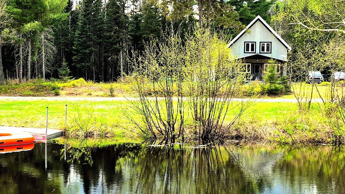 La Macaza Ski Chalet | Cozy chalet surrounded by pure nature with no neighbors in sight.