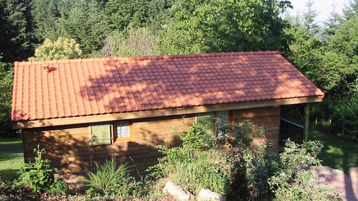 Les Noes Cottage | Cozy Chalet with Private Terrace, Fishing Pond, and Access to Sports & Outdoor Activities