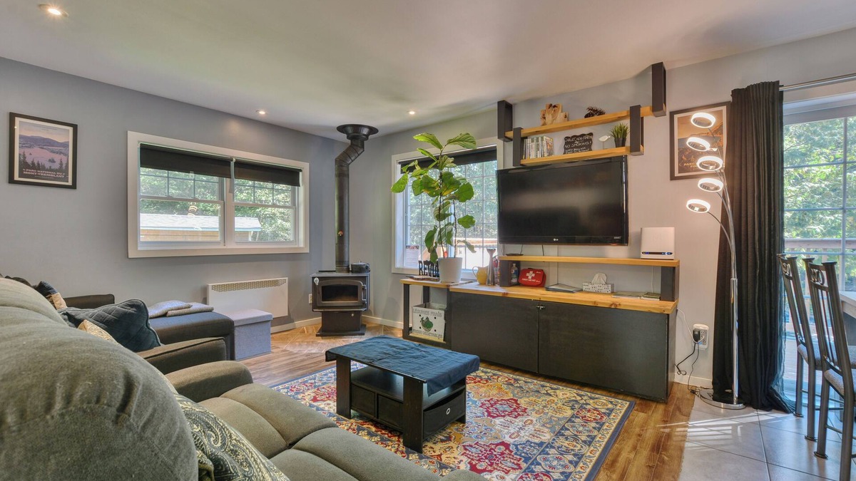 Chertsey House | Cozy chalet with river access, sauna & nature