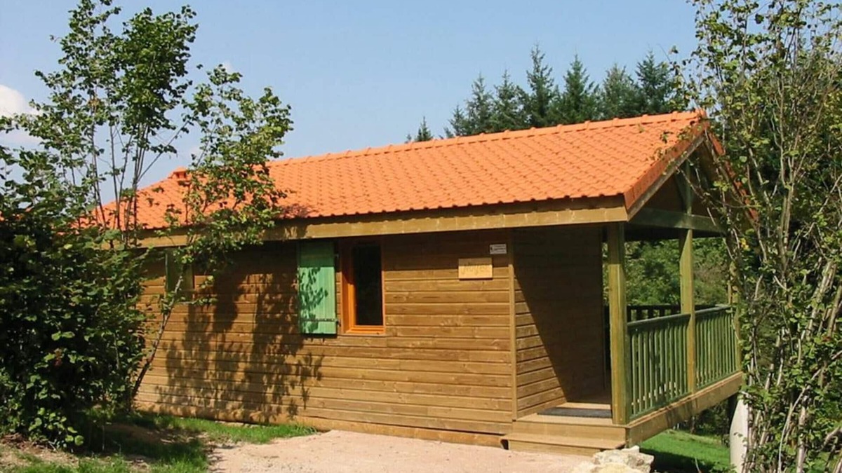 Les Noes Cottage | Cozy Chalet with Terrace in Heart of Les Noës – Ideal for Outdoor Activities