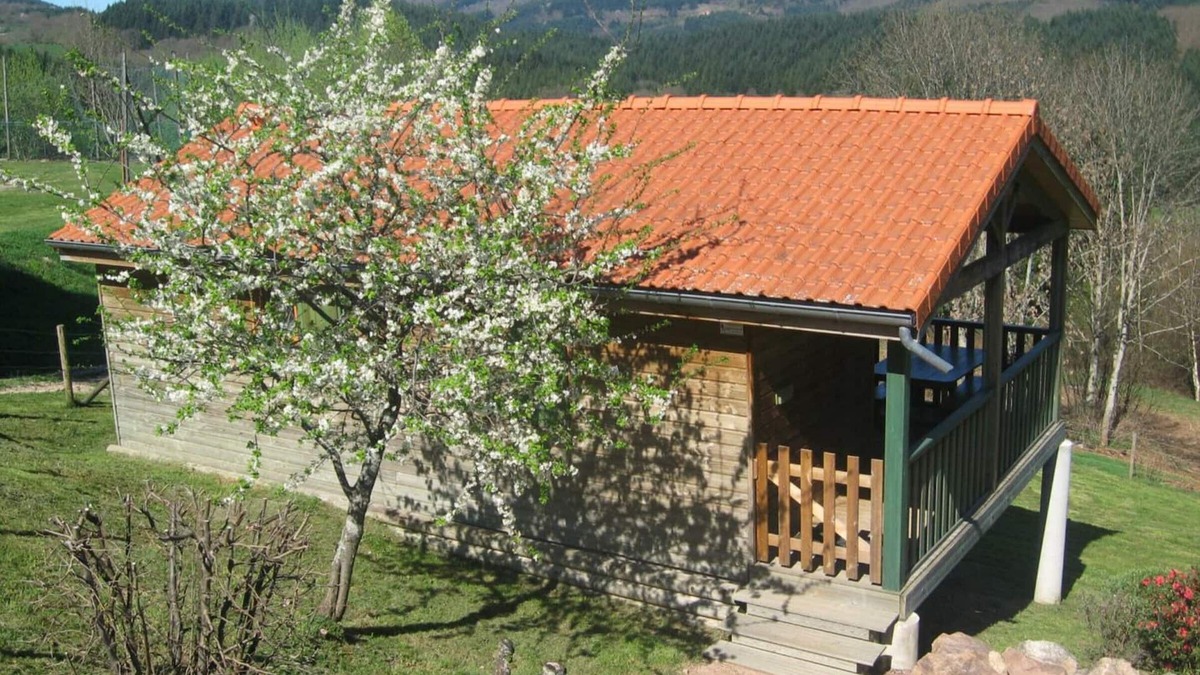 Les Noes Cottage | Cozy Chalet with Terrace, Near Trails and Activities, Pet-Friendly, All-Inclusive Utilities