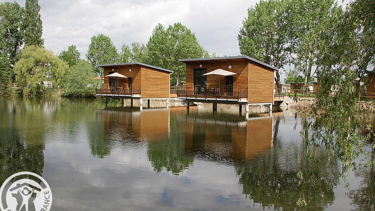 Veauchette Cottage | Cozy Chalets with Private Terrace by Lake, Near Saint-Étienne – Pet-Friendly, WiFi, Outdoor Activities