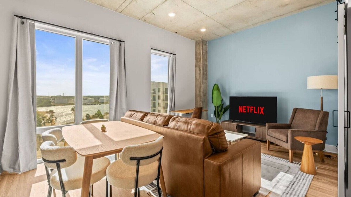 Channel District Apartment | Cozy Channelside 1BR | Near DT | Free Pool & Gym