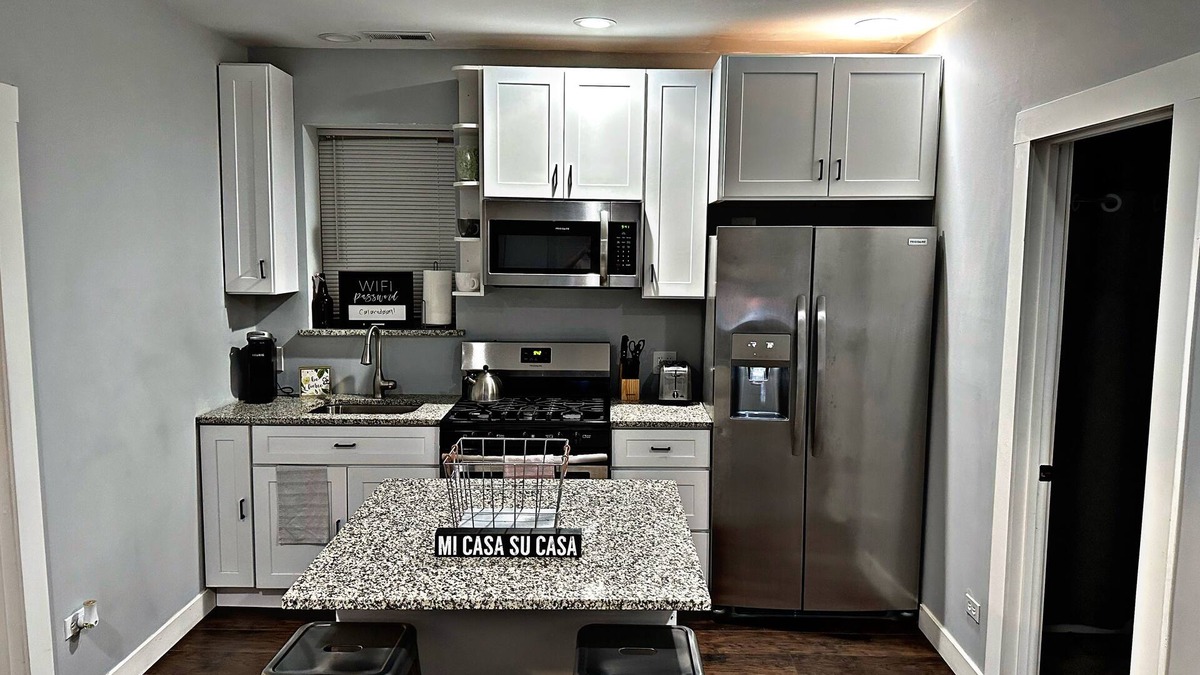 Heart of Chicago Apartment | Cozy Charming Art 🎨 Food🌮 Close to Train 🚉 Parking!