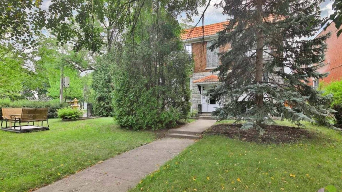 Ahuntsic Apartment | Cozy & Charming Montreal Apartment Next to Metro/Subway 2 Bedrooms + Garden