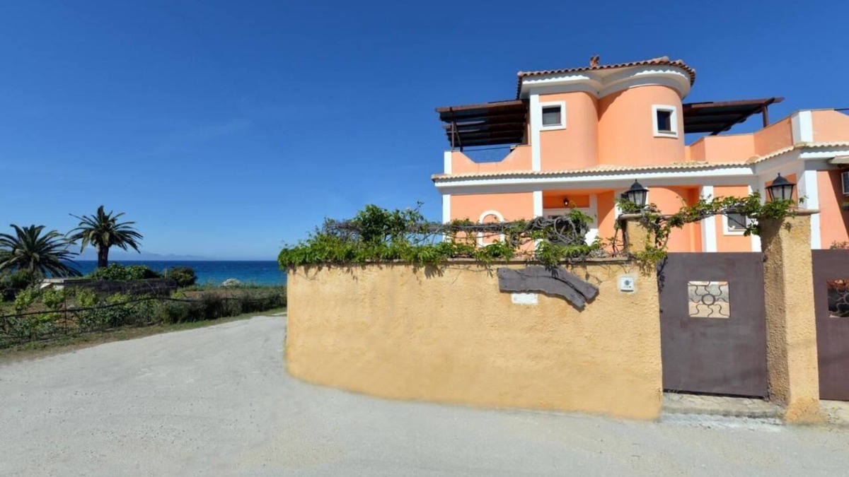 Psarou Villa | Cozy, charming villa for families and friends located in crystal blue Zakynthos.