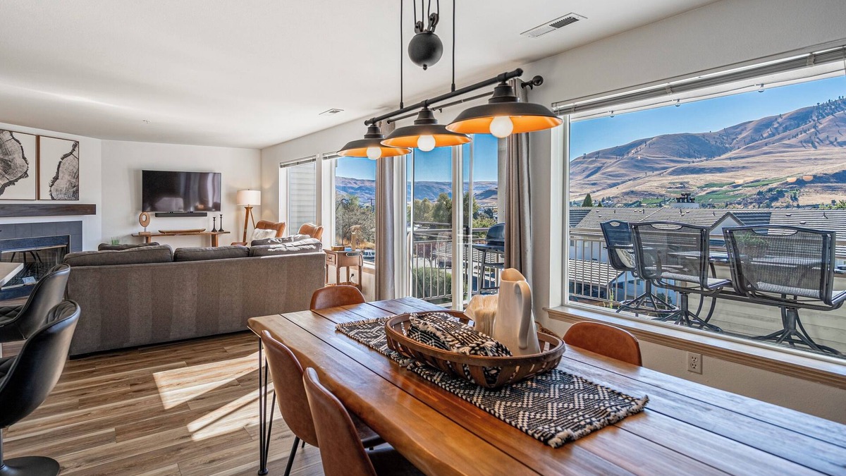 Chelan Condo | Cozy Chelan Condo, Lake & Mountain Views