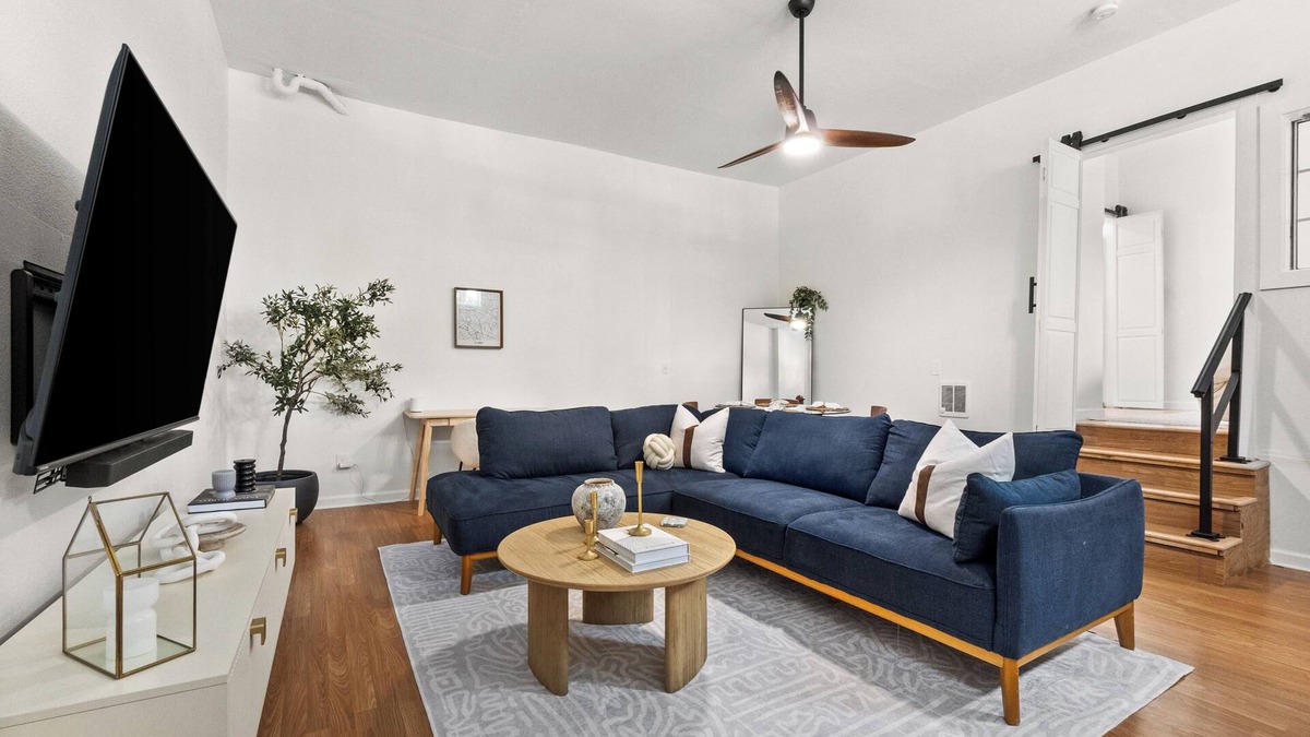 Downtown Oakland Apartment | Cozy chic downtown Oakland condo.