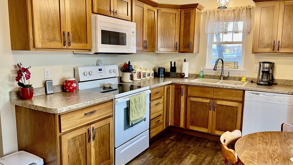 Marshfield House | Cozy Chic Farmhouse for Traveling Professionals