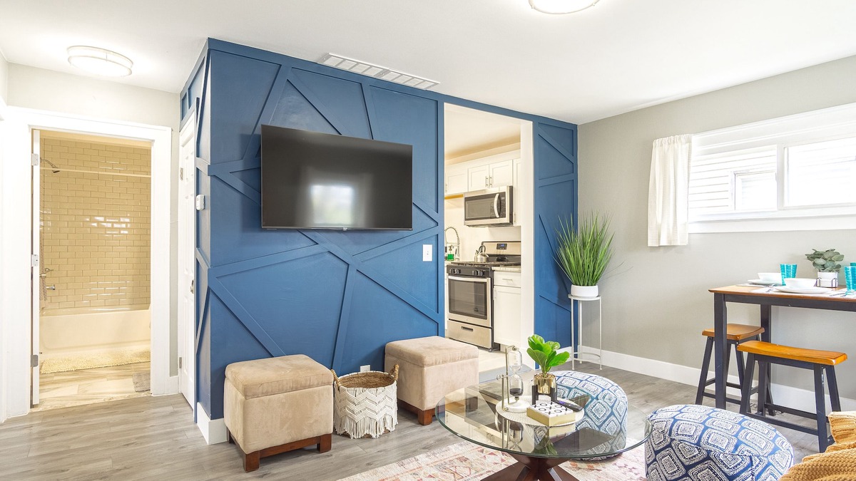 Hazel Park House | Cozy Chic House 3 Bdrm/1.5 Bath 📍 10 min to Detroit