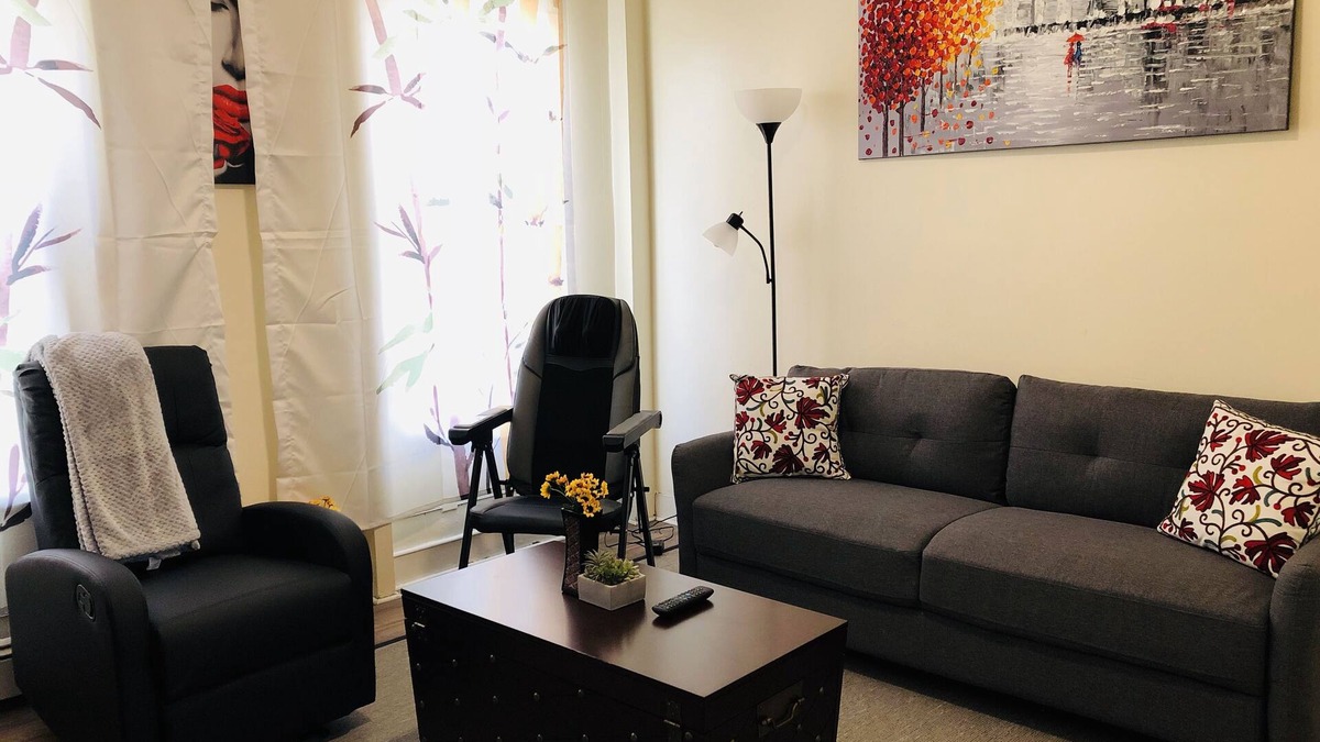 Stockade Historic District Apartment | Cozy-Chic Urban Retreat - King bed, washer/dryer