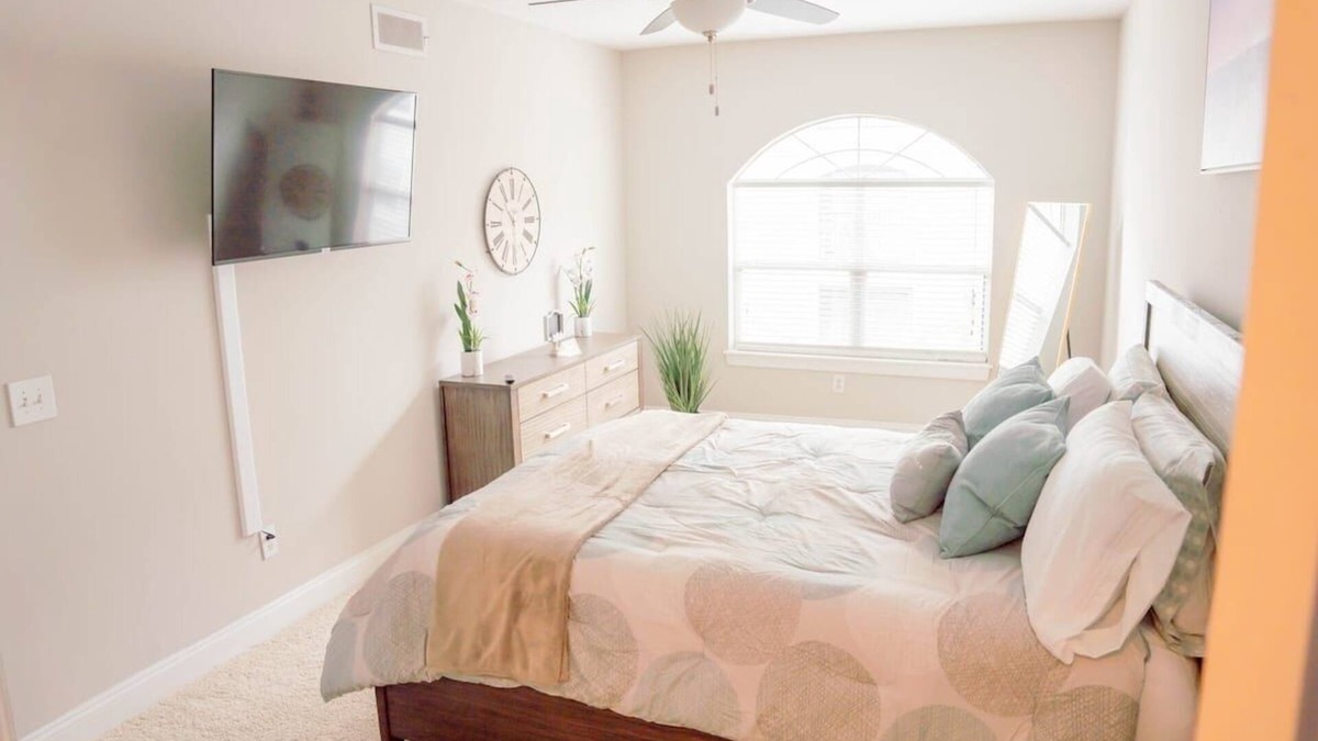 Old Fourth Ward Apartment | Cozy. Chic. Vivid Heart of Midtown, FREE parking