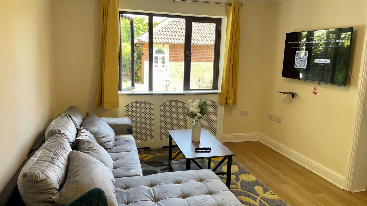 Chippenham House | Cozy Chippenham Double En-suite 5 Bed House with Free Parking for 4 cars