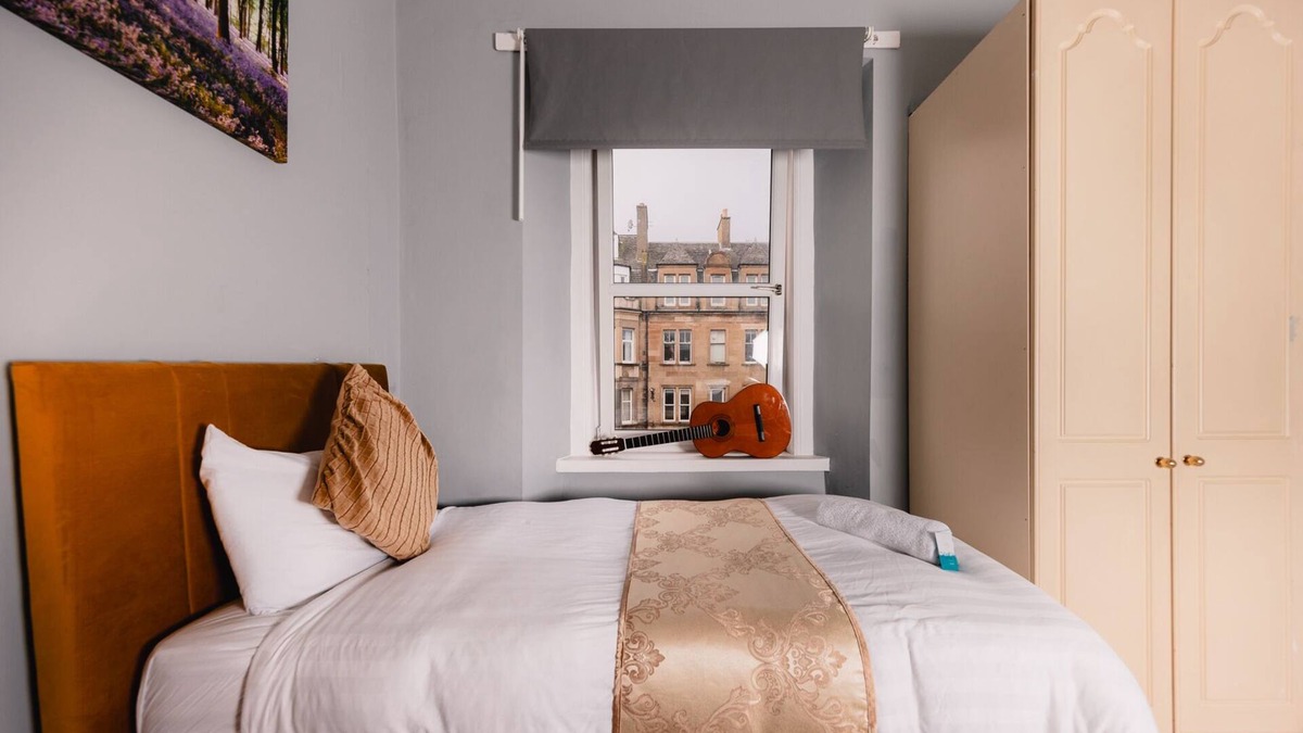 West End Apartment | Cozy City Centre 2 Bedroom Apt by the Meadows! 9