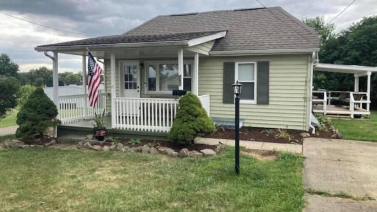 Newark Cottage | Cozy city cottage, one floor, covered porches, quiet neighborhood